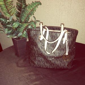 ***SOLD**Michael Kors signature print jet set tote